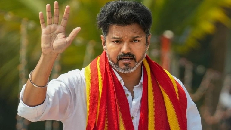 तमिलनाडु CM विजय का बड़ा ऐलान! अब स्टूडेंट्स यूनिफॉर्म में कर सकेंगे मुफ्त यात्रा